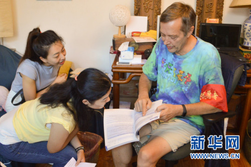 8月23日,62岁的美国大爷高天瑞(Terry crossman)的北京胡同的家中与新华网记者分享学习中文的经验。近日,因为在一段“西城大妈”的宣传视频中出镜,老高成为了新晋网红。视频中,老高通过一系列什刹海治安志愿活动获得了“西城大妈”的“红袖章”而被网友戏称为“西城‘洋’大妈”。新华网发 王钟毅摄 8月23日,62岁的美国大爷高天瑞(Terry crossman)的北京胡同的家中与新华网记者分享学习中文的经验。近日,因为在一段“西城大妈”的宣传视频中出镜,老高成为了新晋网红。视频中,老高通过一系列什刹海治安志愿活动获得了“西城大妈”的“红袖章”而被网友戏称为“西城‘洋’大妈”。新华网发 王钟毅摄