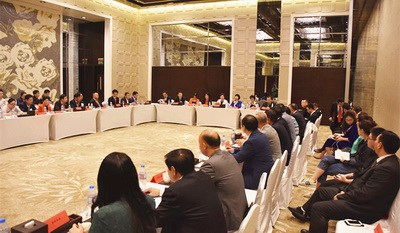 座谈会现场，阿联酋华人华侨联合会、阿联酋和平统一促进会负责人、迪拜各商协会领导、华文媒体负责人、华文教育界人士等出席