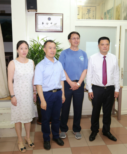 李成元、任俐敏、董晓燕与悉尼华助中心负责人周波在巴黎华助中心。(法国《欧洲时报》/黄冠杰 摄) 李成元、任俐敏、董晓燕与悉尼华助中心负责人周波在巴黎华助中心。(法国《欧洲时报》/黄冠杰 摄)