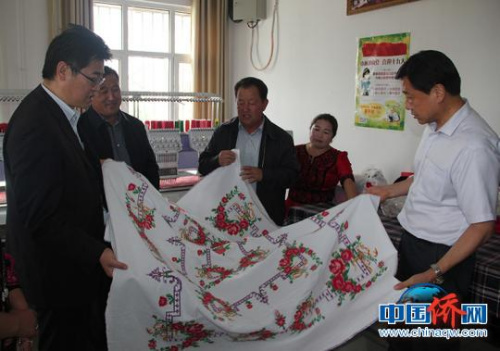 图为新疆兵团侨办领导参观归侨侨眷创新创业基地和柯尔克孜族刺绣历史产品展示馆。　韦汶君 摄