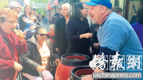 街坊高兴地品尝东欧传统手工腌制的腌黄瓜。 街坊高兴地品尝东欧传统手工腌制的腌黄瓜。