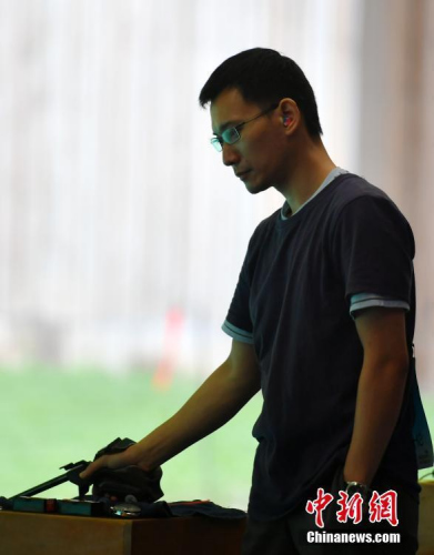 8月28日,天津团泊体育中心射击馆,美籍华人选手石晶参加第十三届全国运动会男子50米手枪预赛,位列第18名。 <a target='_blank' href='http://www.chinanews.com/'>中新社</a>记者 翟羽佳 摄 8月28日,天津团泊体育中心射击馆,美籍华人选手石晶参加第十三届全国运动会男子50米手枪预赛,位列第18名。 <a target='_blank' href='http://www.chinanews.com/'>中新社</a>记者 翟羽佳 摄
