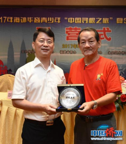 图为王小庆代表永定区委、区政府接受罗良斌赠送的纪念品。 刘永良 摄 图为王小庆代表永定区委、区政府接受罗良斌赠送的纪念品。 刘永良 摄