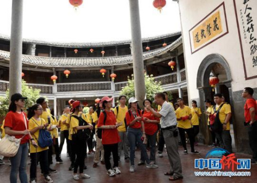 图为营员聆听振成楼楼主林日耕讲客家文化。 刘永良 摄 图为营员聆听振成楼楼主林日耕讲客家文化。 刘永良 摄