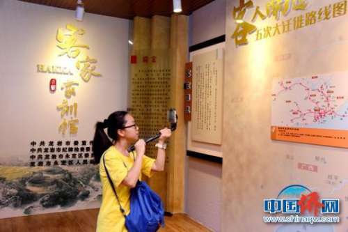 图为营员记录客家五次大迁徙的历史。 刘永良 摄 图为营员记录客家五次大迁徙的历史。 刘永良 摄