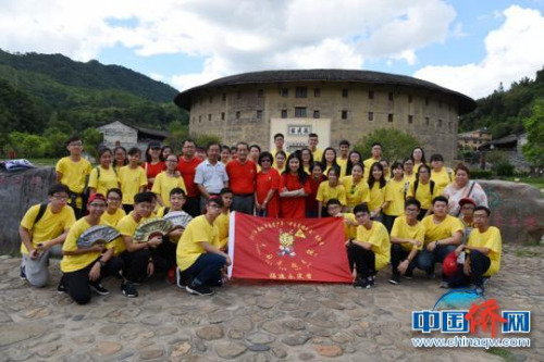 图为营员们在永定客家土楼前合影留念。 刘永良 摄 图为营员们在永定客家土楼前合影留念。 刘永良 摄