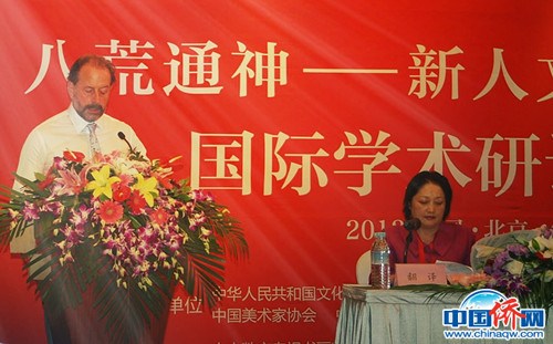 作者黎丽与新英格兰俱乐部主席著名画家杰森·鲍伊尔在北京参加中国画国际理论研讨会。