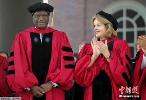 资料图：哈佛大学毕业典礼，众多名人荣获名誉学位。