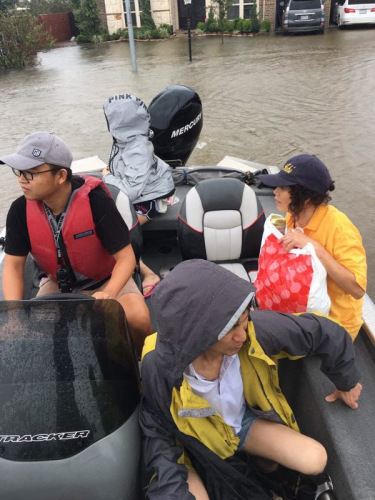 华裔民众自发组成的救难队不断来回救援。(美国《世界日报》/微信用户金色童年提供)