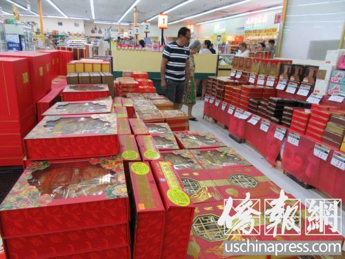 华人超市月饼花样百出，顾客购买更多是为了品尝新奇口味。（美国《侨报》/翁羽 摄）