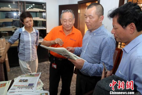 资料图: 胡介国董事长(左二)向访问团一行展示了该报最近的几期报纸,介绍了报社的发展以及与中国媒体合作的情况,<a target='_blank' href='http://www.chinanews.com/'>中新社</a>副社长、副总编辑夏春平(右二)询问了相关情况。 宋方灿 摄 资料图: 胡介国董事长(左二)向访问团一行展示了该报最近的几期报纸,介绍了报社的发展以及与中国媒体合作的情况,<a target='_blank' href='http://www.chinanews.com/'>中新社</a>副社长、副总编辑夏春平(右二)询问了相关情况。 宋方灿 摄
