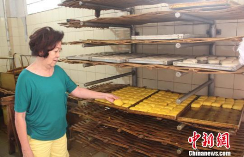 图为林秀金介绍她的豆腐产品。 林永传 摄 图为林秀金介绍她的豆腐产品。 林永传 摄