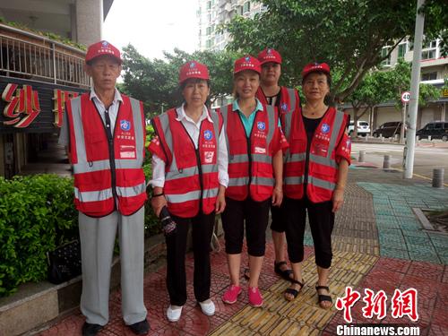 厦门街头的志愿者。<a target='_blank' href='http://www.chinanews.com/' >中新网</a>记者 李金磊 摄 厦门街头的志愿者。<a target='_blank' href='http://www.chinanews.com/' >中新网</a>记者 李金磊 摄