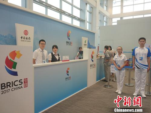 新闻中心里的志愿者。<a target='_blank' href='http://www.chinanews.com/' >中新网</a>记者 李金磊 摄 新闻中心里的志愿者。<a target='_blank' href='http://www.chinanews.com/' >中新网</a>记者 李金磊 摄