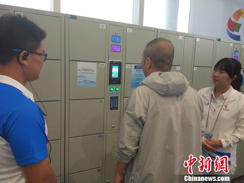 志愿者帮助记者使用电子储物柜。<a target='_blank' href='http://www.chinanews.com/' >中新网</a>记者 李金磊 摄 志愿者帮助记者使用电子储物柜。<a target='_blank' href='http://www.chinanews.com/' >中新网</a>记者 李金磊 摄