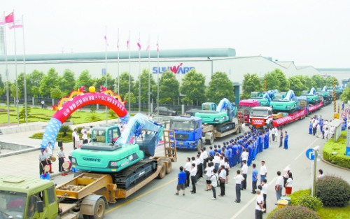 2010年7月16日,山河智能巴西项目首批30台工程设备发车。(资料图片) 通讯员 摄 2010年7月16日,山河智能巴西项目首批30台工程设备发车。(资料图片) 通讯员 摄