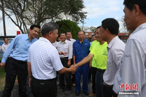 当地时间9月3日，中国驻休斯敦总领事馆李强民大使赴飓风登陆所在区域的一家中资企业考察灾情。飓风“哈维”来袭后的第十天，得州灾区逐渐进入灾后修复阶段。图为李强民大使向该企业职工表示慰问。<a target='_blank' href='http://www.chinanews.com/'>中新社</a>记者 曾静宁 摄