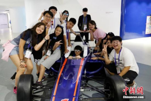 资料图：香港青年们体验内地研发的赛车。 <a target='_blank' href='http://www.chinanews.com/'>中新社</a>记者 王远 摄