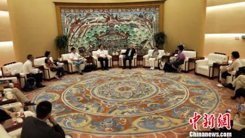 图为海外华文媒体甘肃行采访团与敦煌研究院院长王旭东举行座谈会。　钟欣 摄
