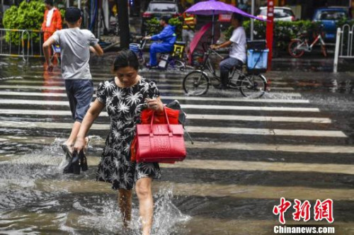 广州出现“水浸街” 。陈骥旻 摄