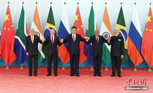 9月4日，金砖国家领导人第九次会晤在厦门国际会议中心举行。会晤开始前，中国国家主席习近平与巴西总统特梅尔（左一）、俄罗斯总统普京（左二）、印度总理莫迪（右一）、南非总统祖马（右二）合影。 <a target='_blank' href='http://www.chinanews.com/'>中新社</a>记者 毛建军 摄