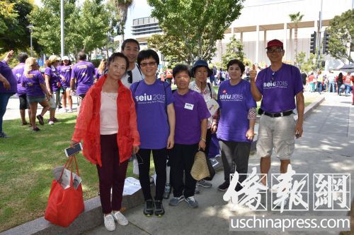华人家庭护理工参加劳动节游行，希望涨工资。（美国《侨报》/翁羽 摄）