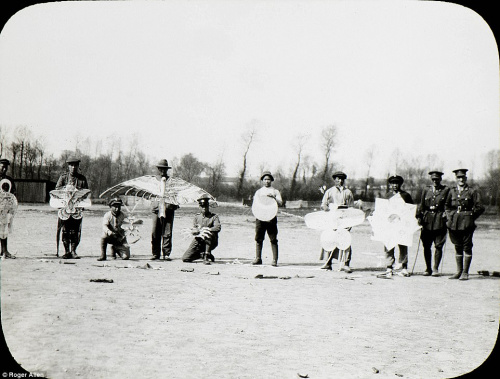 虽然环境恶劣，中国劳工在欧洲偶尔也制作风筝娱乐。