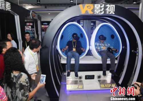 海外华文媒体代表在汉阳造创意产业园体验VR技术　张畅　摄