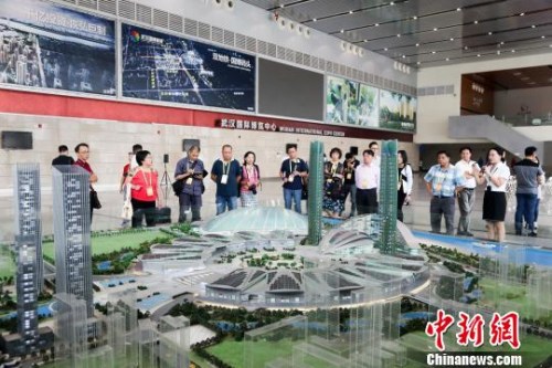 海外华文媒体代表参访武汉国际博览中心　张畅　摄