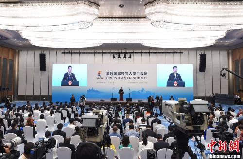 9月5日,中国国家主席习近平在厦门国际会议中心会见中外记者,介绍金砖国家领导人第九次会晤和新兴市场国家与发展中国家对话会情况。<a target='_blank' href='http://www.chinanews.com/'>中新社</a>记者 侯宇 摄 9月5日,中国国家主席习近平在厦门国际会议中心会见中外记者,介绍金砖国家领导人第九次会晤和新兴市场国家与发展中国家对话会情况。<a target='_blank' href='http://www.chinanews.com/'>中新社</a>记者 侯宇 摄