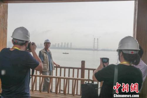 海外华文媒体代表参观杨泗港长江大桥工地　张畅　摄
