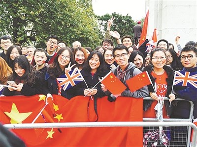 2015年10月，习近平主席访英期间，宁波诺丁汉大学学生到白金汉宫前列队欢迎。