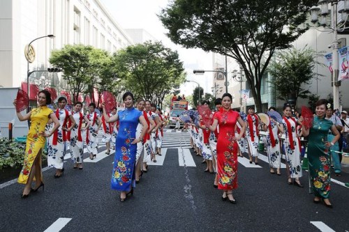 列队行进在日本中部都市名古屋繁华地段大津通(日本《中文导报》)