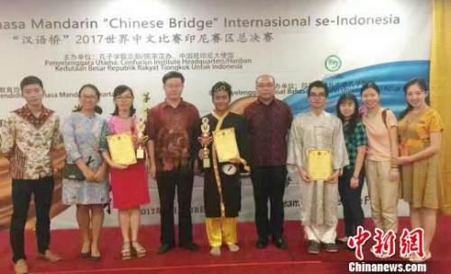 在本年度“汉语桥”世界大学生中文比赛印尼赛区总决赛中，八华学院成绩斐然。左三为中华才艺指导老师陈玲。八华学院 供图