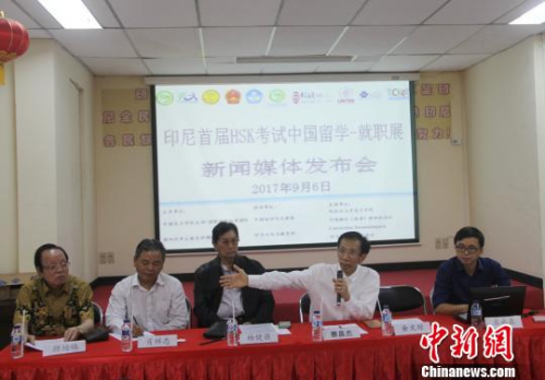 图为雅加达华文教育协调机构执行主席蔡昌杰(右二)介绍展会情况。 林永传 摄 图为雅加达华文教育协调机构执行主席蔡昌杰(右二)介绍展会情况。 林永传 摄