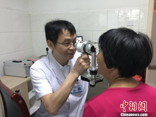 晋江市医院眼科医生林水龙为患者做术后复查。　牛效礼　摄