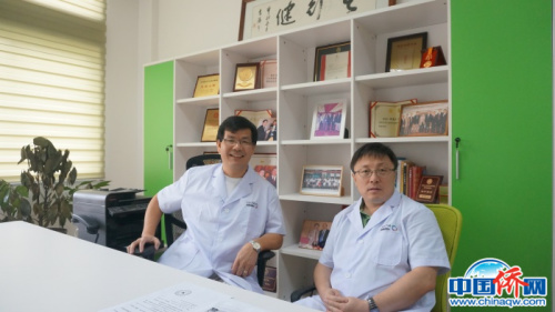 崭新烯二炔天然产物-天赐米星发现及研究团队主要专家段燕文(右)和沈奔(作者供图) 崭新烯二炔天然产物-天赐米星发现及研究团队主要专家段燕文(右)和沈奔(作者供图)