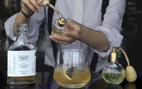 鸡尾酒“雨林疗方”中,加入了马来西亚的银蜂蜜(Trigona Honey)。(部分照片由酒吧提供) 鸡尾酒“雨林疗方”中,加入了马来西亚的银蜂蜜(Trigona Honey)。(部分照片由酒吧提供)