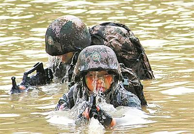 上图:特种兵是特别有种的兵。只有经过血与火、生与死的考验,才能成为无坚不摧、无往不胜的沙场“战狼”。本报记者 朱 达摄 上图:特种兵是特别有种的兵。只有经过血与火、生与死的考验,才能成为无坚不摧、无往不胜的沙场“战狼”。本报记者 朱 达摄