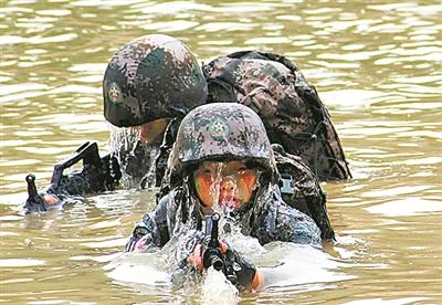 上图：特种兵是特别有种的兵。只有经过血与火、生与死的考验，才能成为无坚不摧、无往不胜的沙场“战狼”。本报记者 朱 达摄