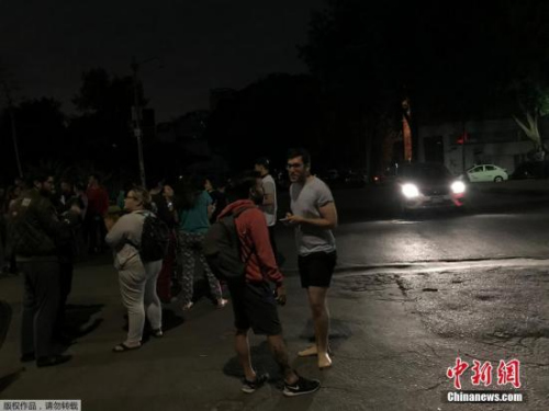 太平洋海啸预警中心称基于初步数据，此次地震可能会引发具有广泛危险性的海啸。（图片来源：中国新闻网）