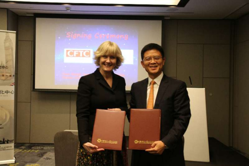 中国对外贸易中心副主任徐兵（右）与英中贸易协会执行董事Lise Bertelsen代表双方签署合作协议。（《欧洲时报》英国版/见习记者陈述 摄）