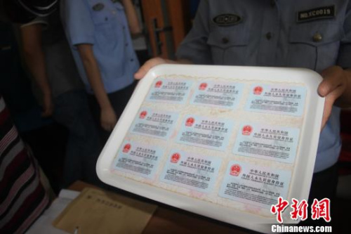 西安举行外国人永久居留身份证颁发首发仪式。 阿琳娜 摄 西安举行外国人永久居留身份证颁发首发仪式。 阿琳娜 摄