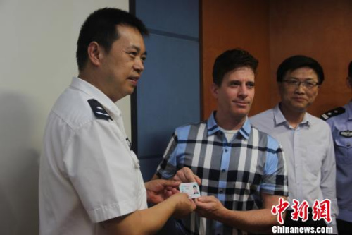 西安举行外国人永久居留身份证颁发首发仪式。 阿琳娜 摄 西安举行外国人永久居留身份证颁发首发仪式。 阿琳娜 摄