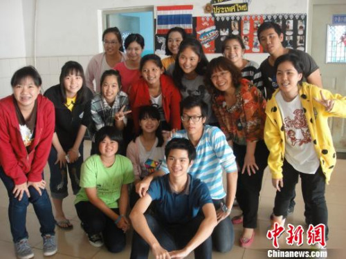 图为外国留学生与中国教师在一起。　李洋　摄