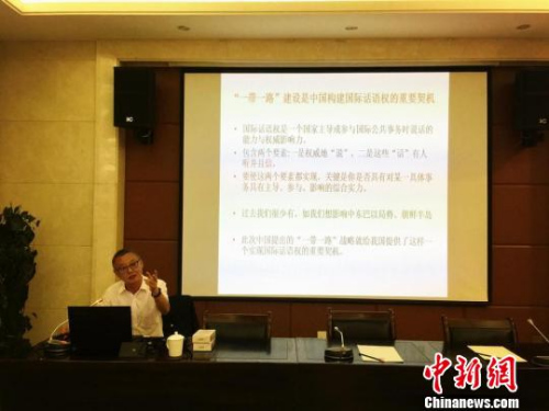 图为兰州大学新闻与传播学院教授李惠民授课。 史静静 摄 图为兰州大学新闻与传播学院教授李惠民授课。 史静静 摄