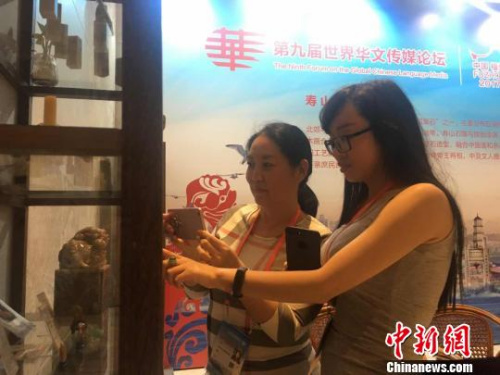 海外华文媒体嘉宾参观寿山石雕。　林春茵　摄