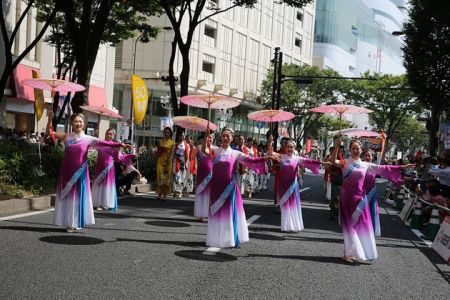 精彩的出演博得掌声潮起,欢呼一片 精彩的出演博得掌声潮起,欢呼一片