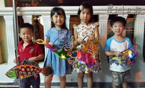 孙儿孙女们提着外公制作的灯笼乐滋滋游街去,让灯笼伯伯仿佛看见当年女儿们提灯笼炫耀的神气样子。 孙儿孙女们提着外公制作的灯笼乐滋滋游街去,让灯笼伯伯仿佛看见当年女儿们提灯笼炫耀的神气样子。