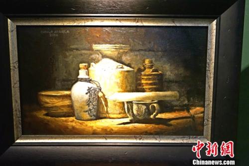 菲律宾画家DANILO ARRIOLA 油画作品中国陶瓷和蜡烛。 关向东 摄
